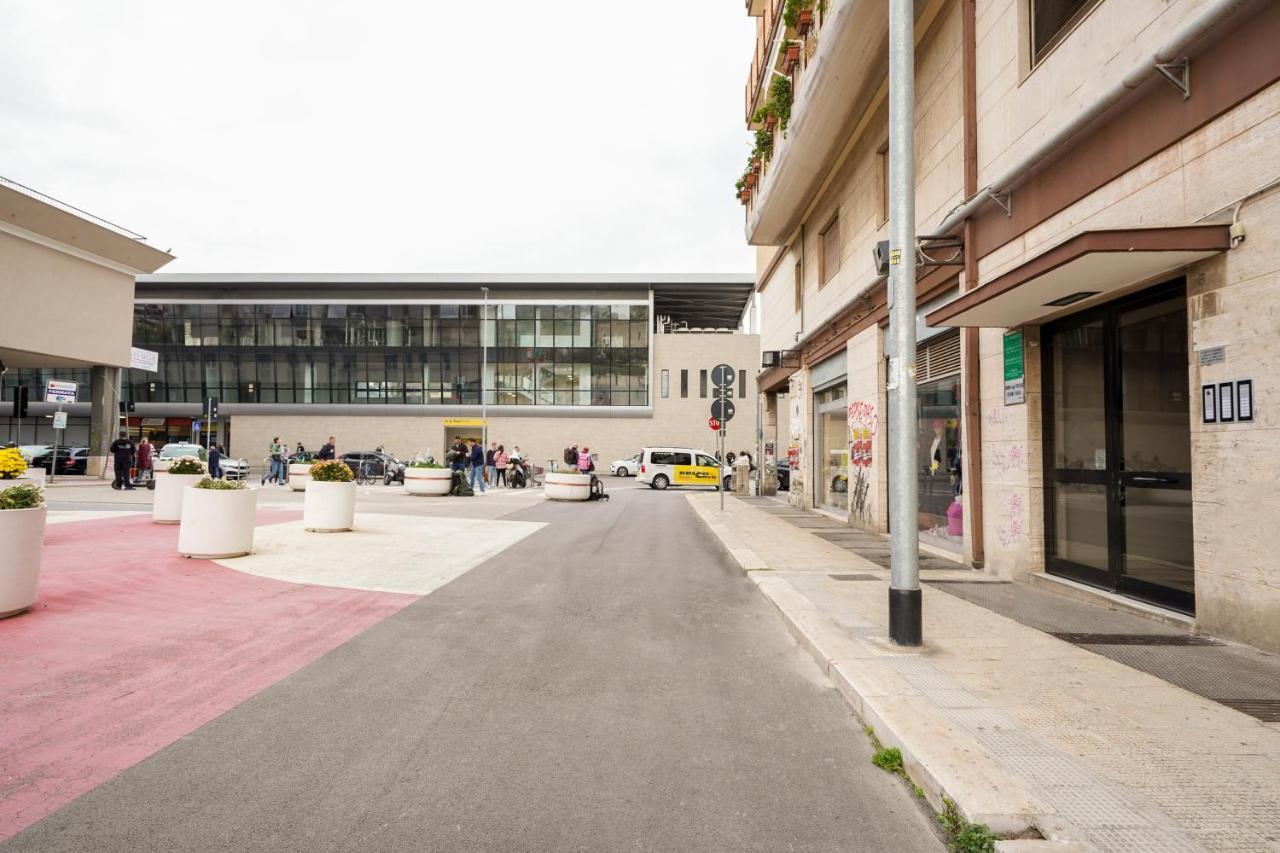 Mediterranea Apartment- Central Station - Free Wifi&Netflix Bari Eksteriør billede